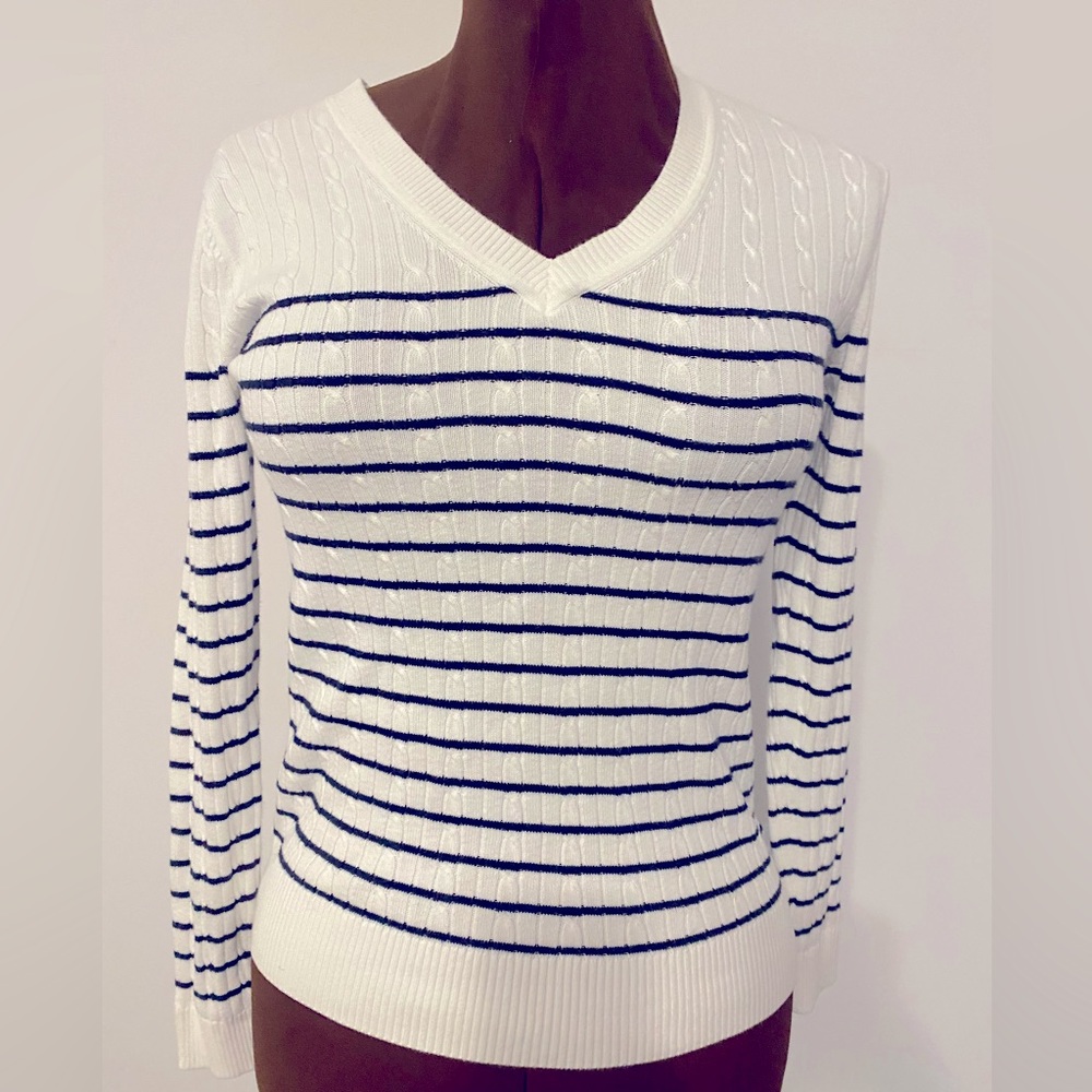 🖤🤍TOMMY HILFIGER 🤍🖤 White and black stripped v-neck sweater. Size medium.